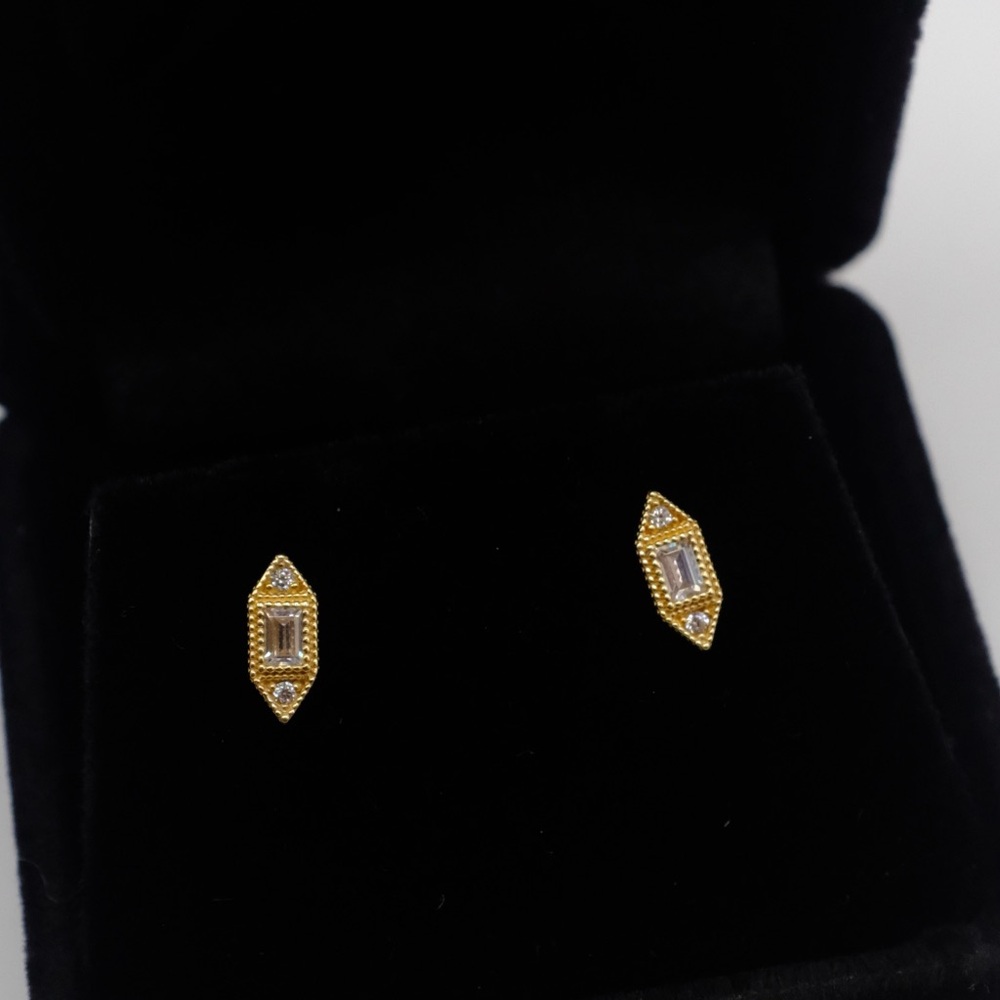 Dana Seng 14k Gold and Diamond Earrings